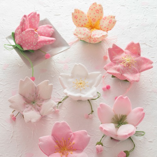 ちりめん細工♪ふんわりピンクのつるし飾り ヴォーグ学園