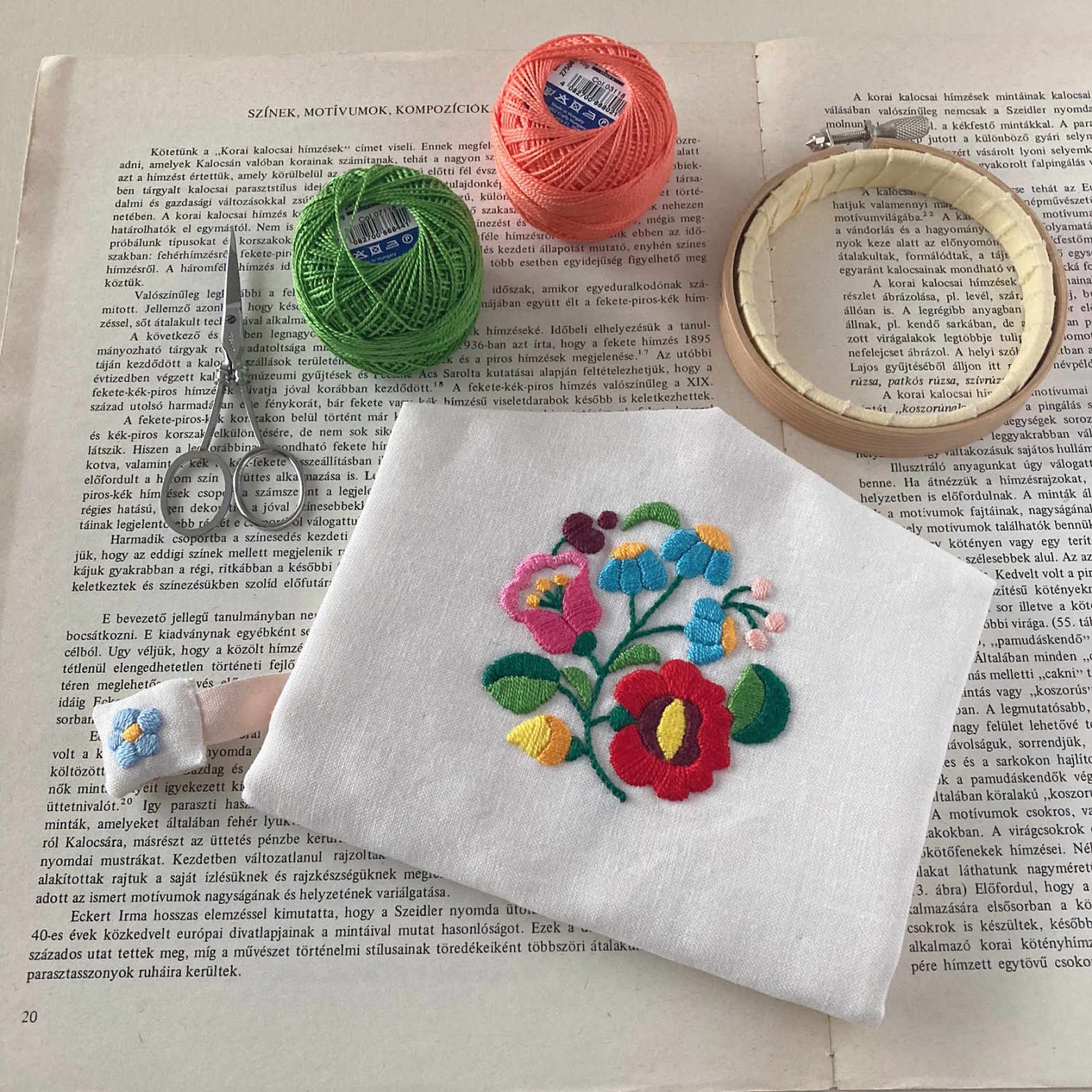 ハンガリー蚤の市購入ヴィンテージカロチャ刺繍カーテン2枚 ハンガリー蚤の市購入ヴィンテージカロチャ刺繍カーテン2枚