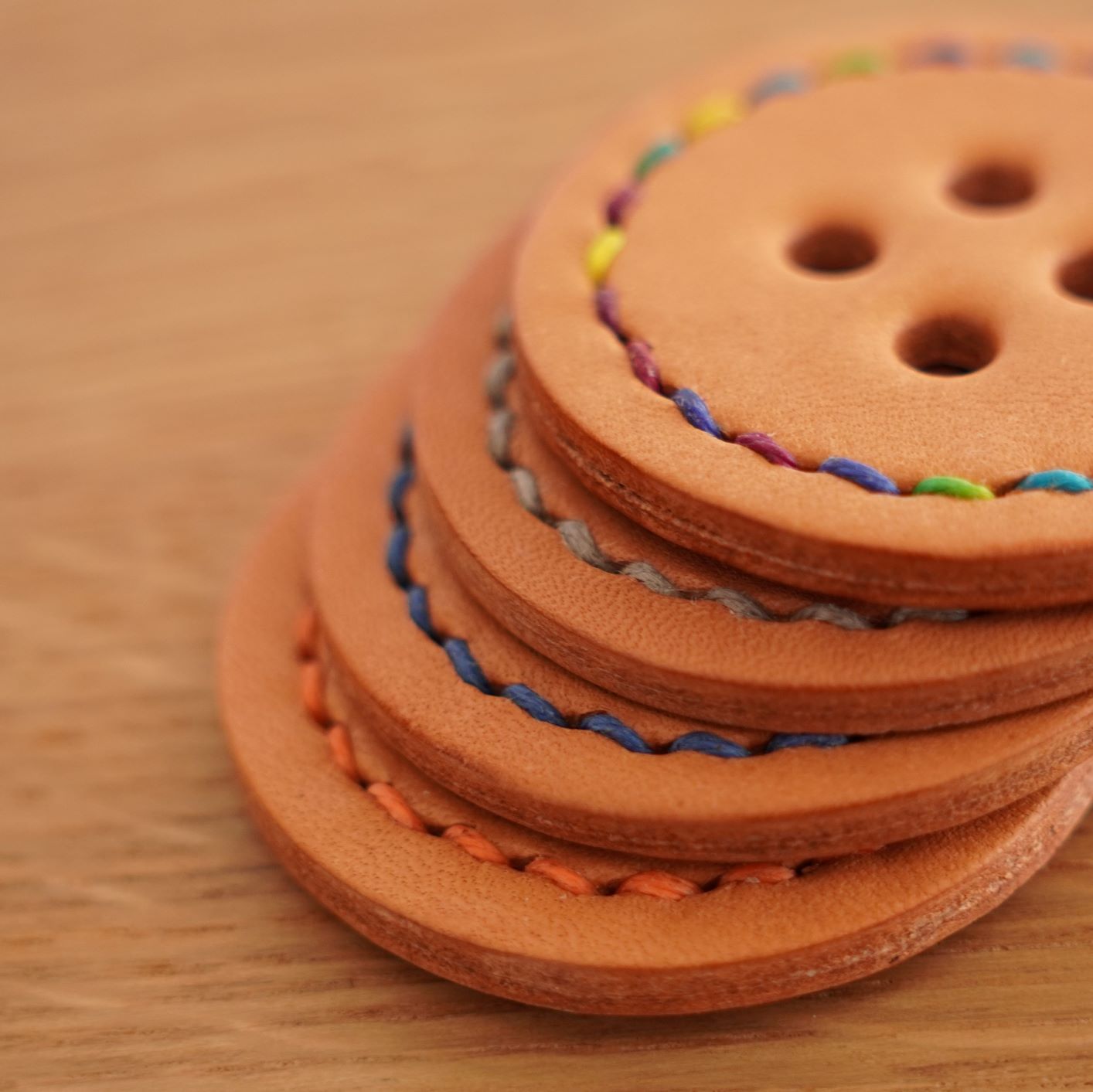 手染めデニムクッションチャーム★革タグ№6 楽天市場】焦がし革タグ デニム ブラウン 42mm×33mm : CELEBDOG