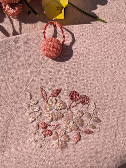 pink-kappa 手刺繍作家 Embroidery 🪡 | Design by Yumiko Higuchi from